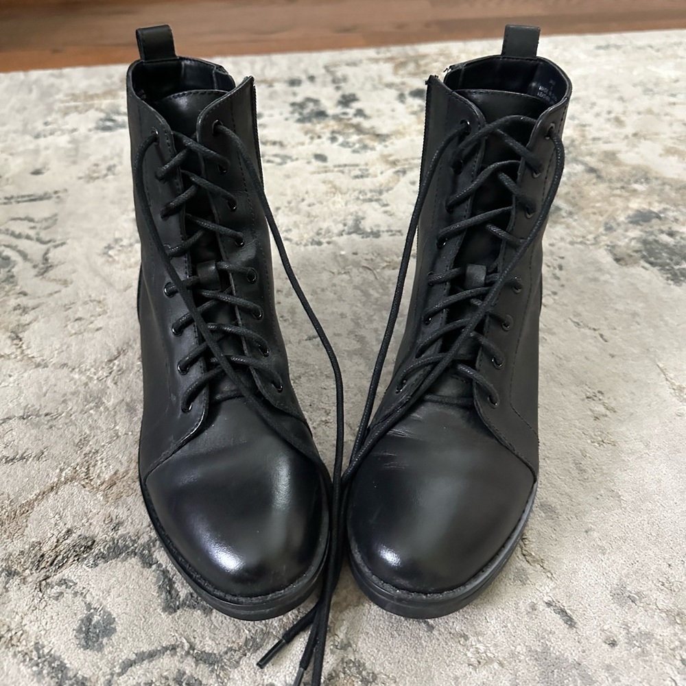 Villa Rouge Size 6 Boots